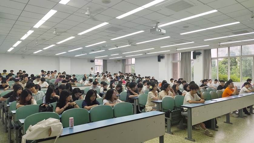 许多人在房间里 AI 生成的内容可能不正确。